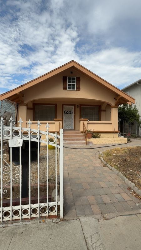 property at 625 W 41st Dr