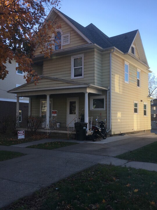 435 S Dodge St in Iowa City, IA - Building Photo