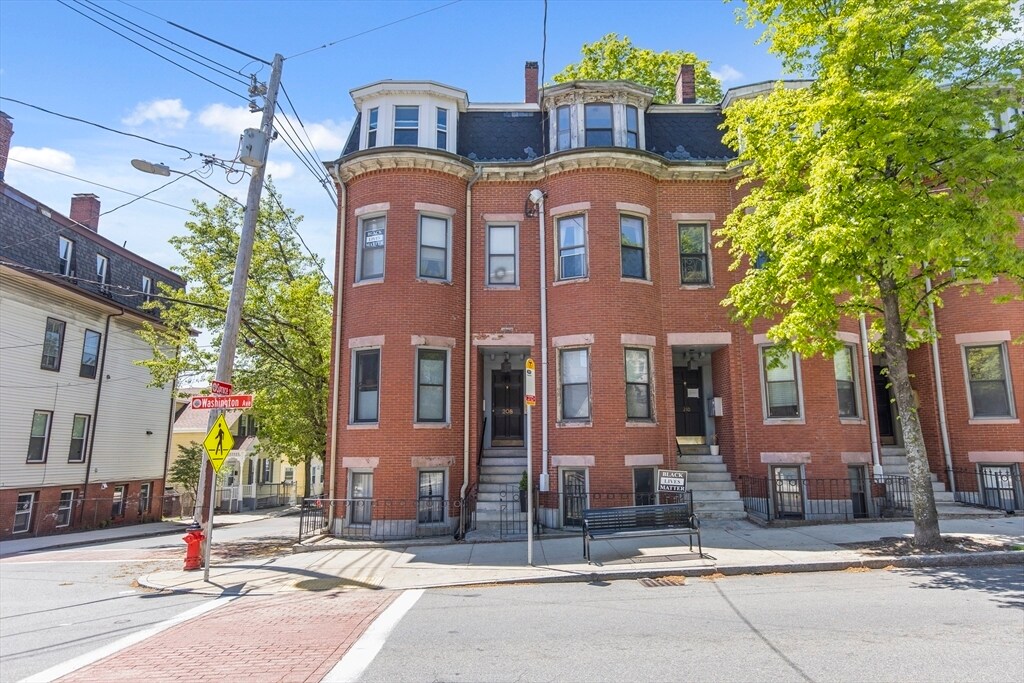 208 Washington in Chelsea, MA - Building Photo