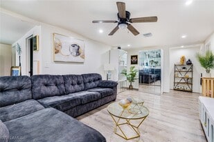 2012 Wright St in Ft. Myers, FL - Building Photo