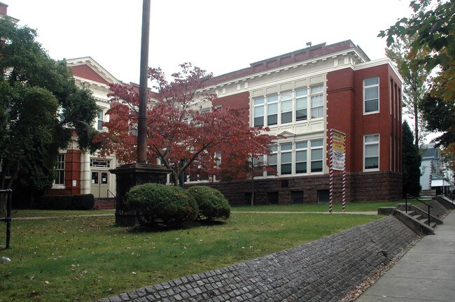 Grammary Court Apartments in Reading, PA - Building Photo - Building Photo