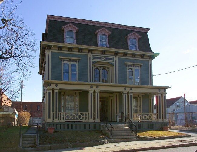 158 4th St in Fall River, MA - Foto de edificio - Building Photo