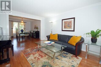 26 Strathbury St in Ottawa, ON - Building Photo - Building Photo