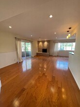 451 S Barrington Ave, Unit 102 in Los Angeles, CA - Building Photo - Building Photo