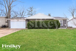 2090 Avon Dr in Florissant, MO - Building Photo