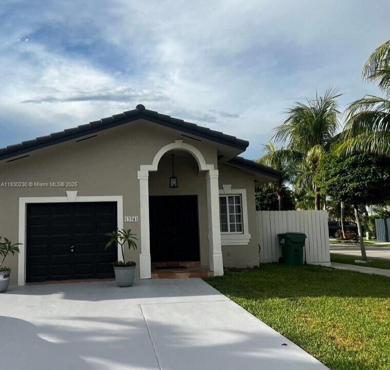 13941 SW 13th St in Miami, FL - Foto de edificio