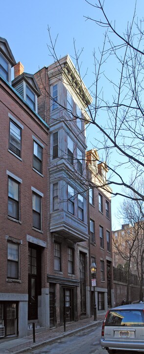 16 S Russell St in Boston, MA - Building Photo