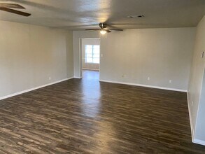 211 N Avenue T in Clifton, TX - Foto de edificio - Building Photo