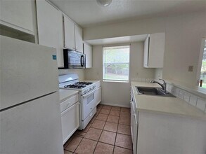 1109 Village Green Dr in Austin, TX - Building Photo - Building Photo