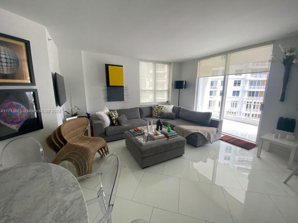 701 Brickell Key Blvd, Unit 704 in Miami, FL - Building Photo