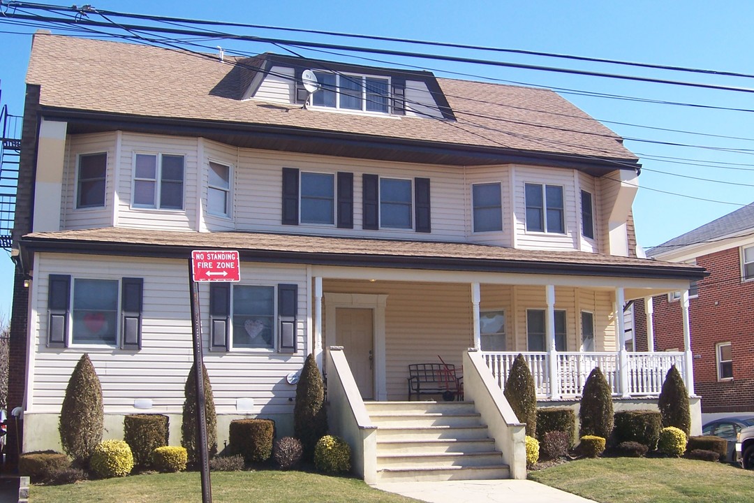 172 Beach 129th St in Far Rockaway, NY - Building Photo