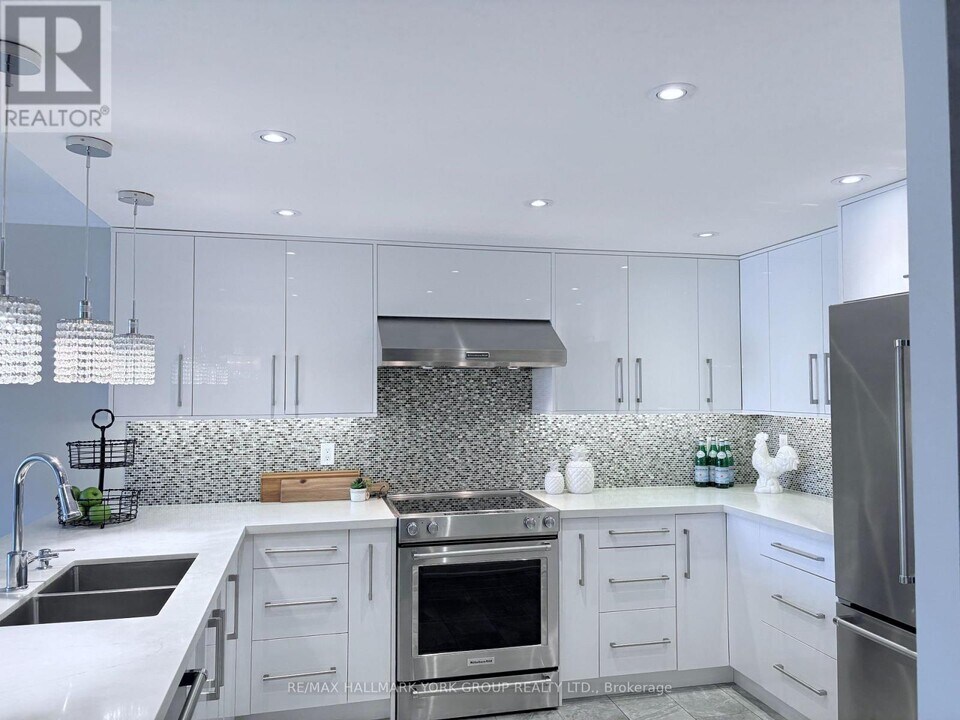 100 Observatory Ln in Richmond Hill, ON - Building Photo