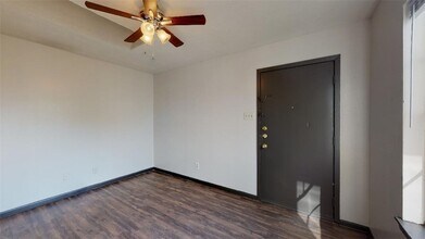 725 Peppertree Dr, Unit 30 in Bryan, TX - Foto de edificio - Building Photo