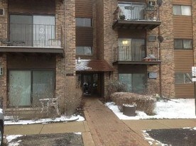 8970 N Parkside Ave, Unit 105 in Des Plaines, IL - Building Photo