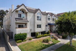 Camarillo Court Apartments in North Hollywood, CA - Building Photo