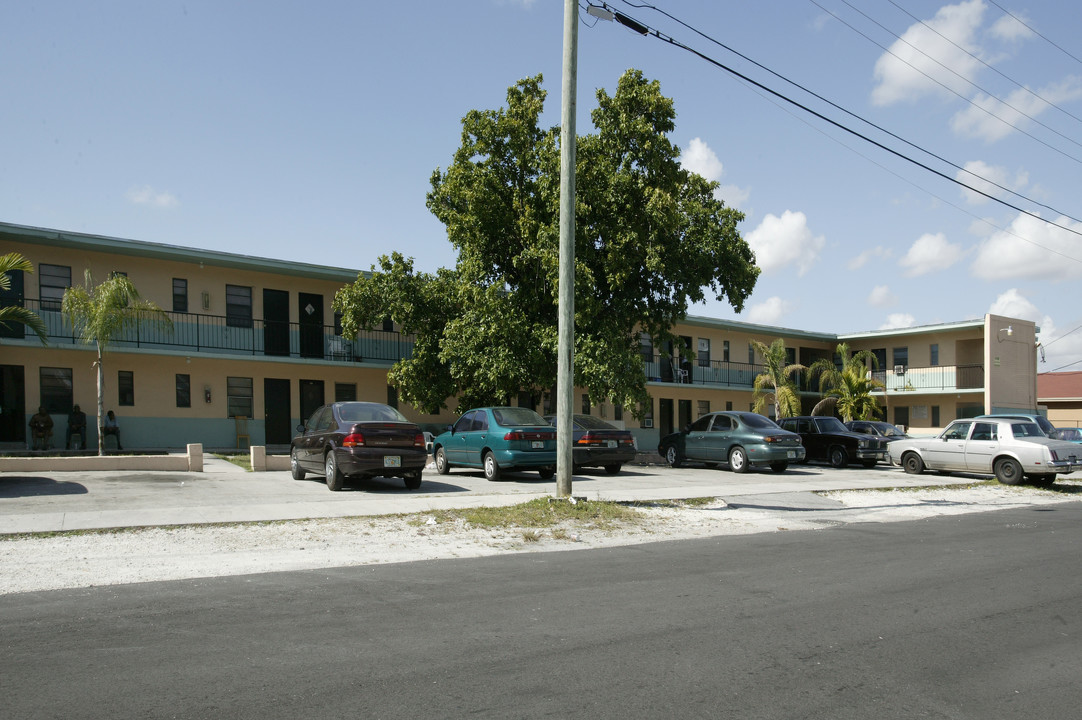 Antonio Apartments in Miami, FL - Foto de edificio