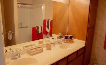 8000 Kroll Way in Bakersfield, CA - Building Photo - Building Photo