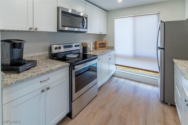 96 Glades Blvd in Naples, FL - Building Photo - Building Photo