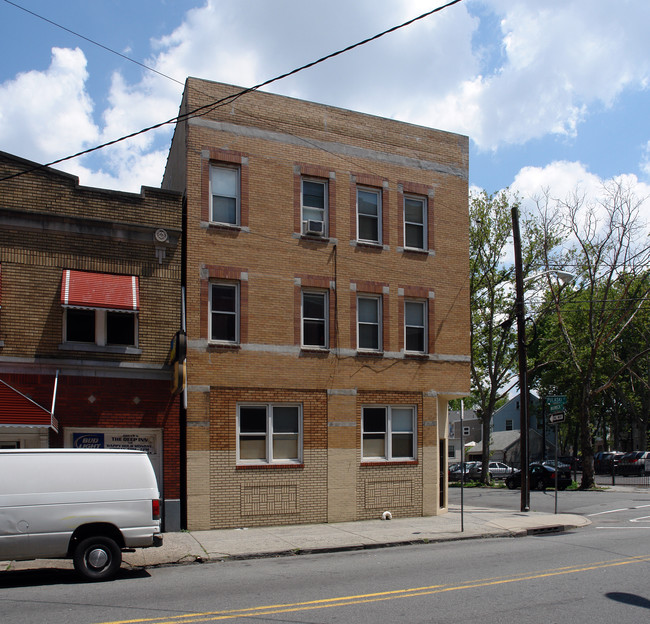 64 Pulaski St in Newark, NJ - Foto de edificio - Building Photo