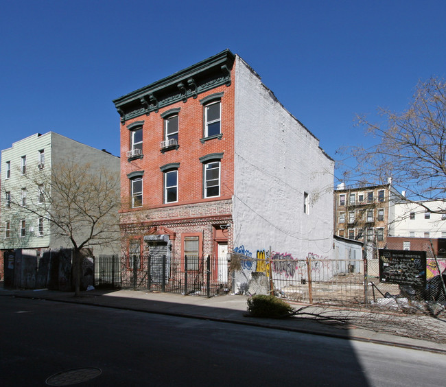 103 Meserole St in Brooklyn, NY - Building Photo - Building Photo