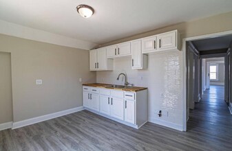 2815 W Pierce St-Unit -Upper in Milwaukee, WI - Building Photo - Building Photo