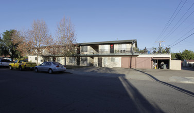 250 N Cedar St in Escondido, CA - Foto de edificio - Building Photo