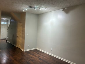 Room in Townhome on Stone Gate Way in East Point, GA - Foto de edificio - Building Photo