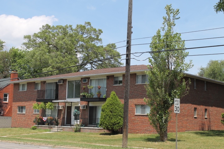 Crooks Road in Royal Oak, MI - Building Photo