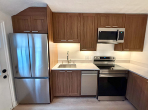 4950 N Port Washington Rd, Unit 3 in Glendale, WI - Building Photo - Building Photo