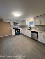 129 S Blakely St in Dunmore, PA - Building Photo