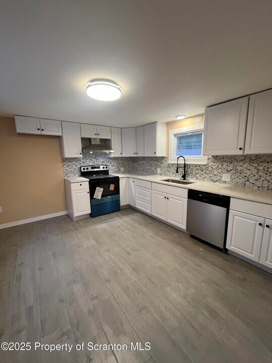 129 S Blakely St in Dunmore, PA - Foto de edificio