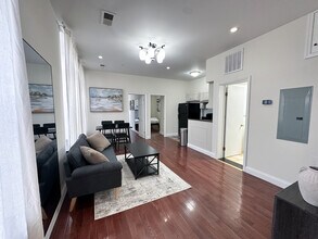 207 N 11th St, Unit 302 in Philadelphia, PA - Building Photo - Building Photo