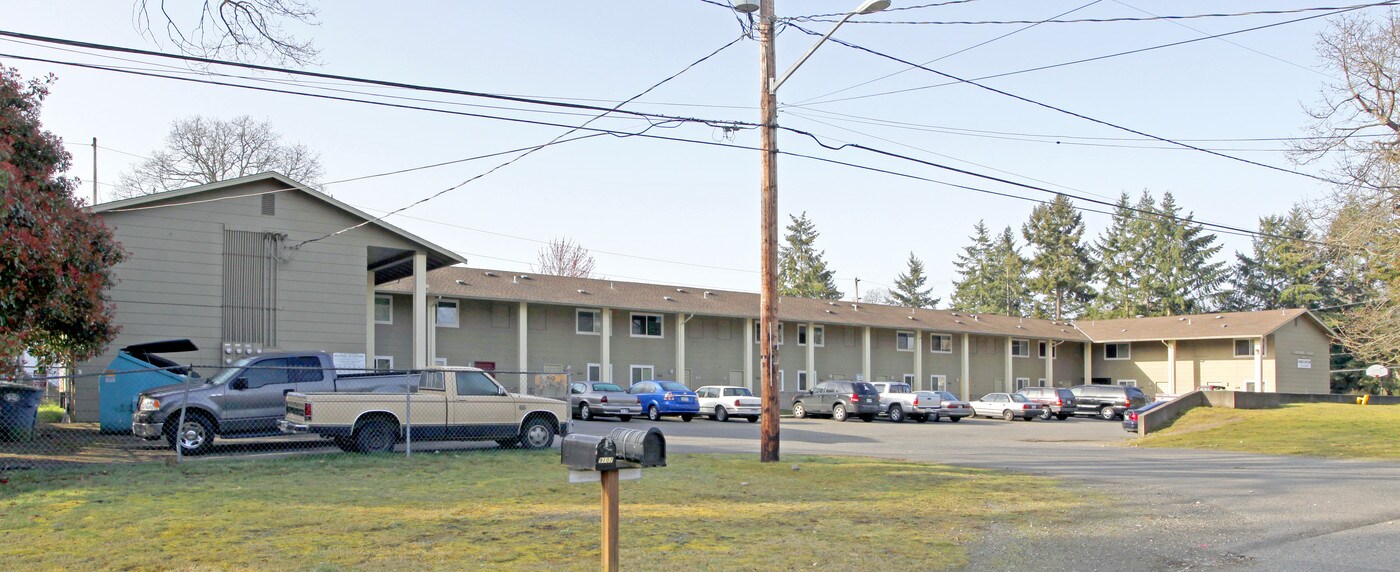 Colonial Court Apartments in Lakewood, WA - Building Photo