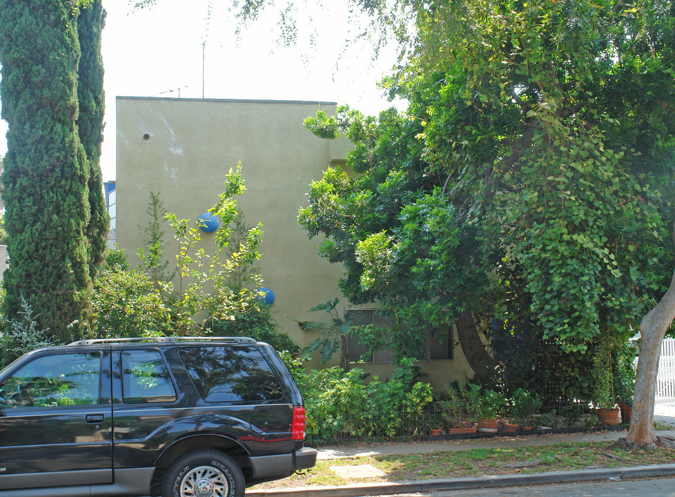 642 Huntley Dr in West Hollywood, CA - Building Photo