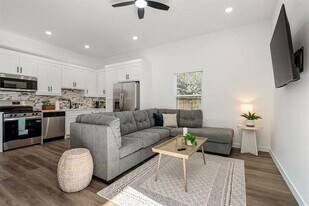 1313 Hunt St in Commerce, TX - Building Photo