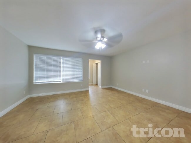 8130 N 55th Ave in Glendale, AZ - Foto de edificio - Building Photo