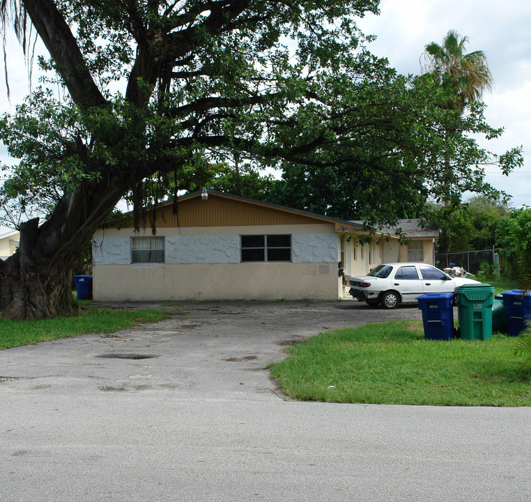 2549 NE 191st St in Miami, FL - Building Photo