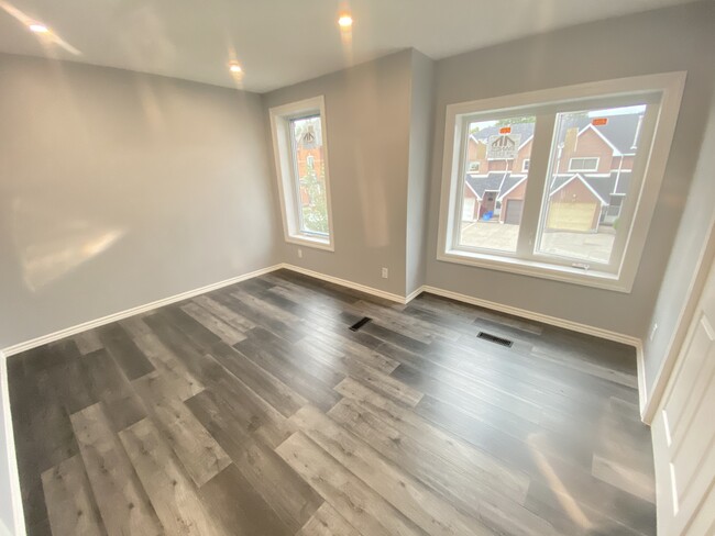 20 St Matthews Ave in Hamilton, ON - Building Photo - Building Photo