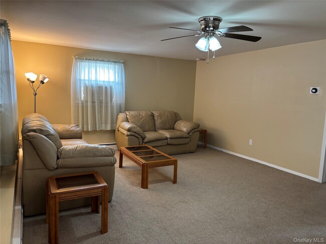 293 Concord Ave in Lindenhurst, NY - Building Photo - Building Photo