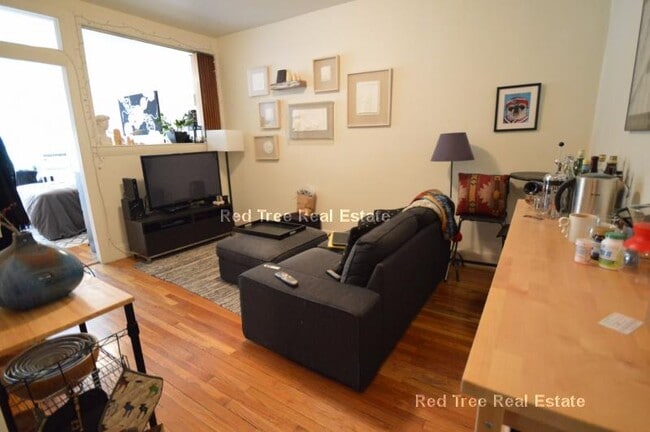 33 Lancaster Terrace, Unit 206 in Brookline, MA - Foto de edificio - Building Photo