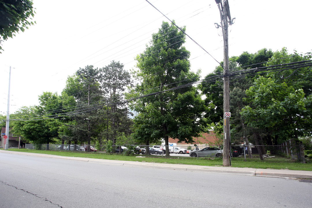 6-8-10 Street Condos in Mississauga, ON - Building Photo