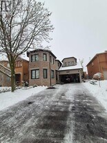 4554 Willow Creek Dr in Mississauga, ON - Building Photo