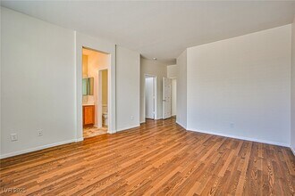 9806 Curtsy Ave in Las Vegas, NV - Building Photo - Building Photo