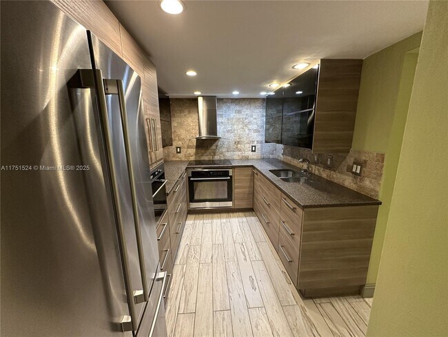 6010 S Falls Cir Dr in Lauderhill, FL - Building Photo - Building Photo