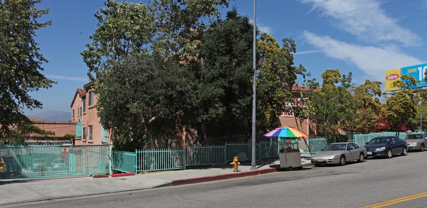 Las Flores Apartments in Los Angeles, CA - Foto de edificio