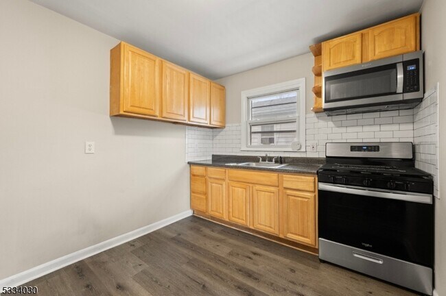 160 Augustine Pl in Union, NJ - Foto de edificio - Building Photo