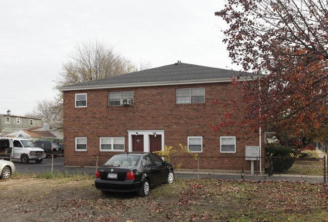 1300 Dutch Broadway in Elmont, NY - Foto de edificio - Building Photo