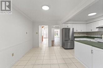 459 Glenashton Dr in Oakville, ON - Building Photo - Building Photo