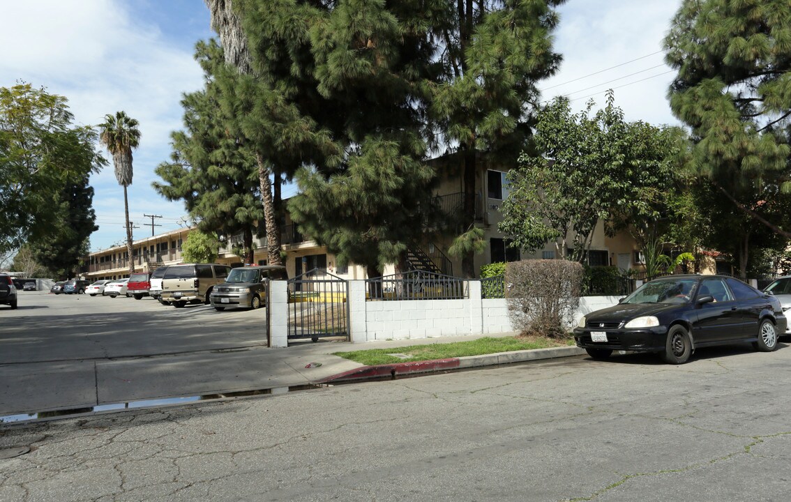 11017 Louise Ave in Lynwood, CA - Building Photo