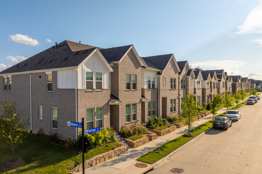 Heritage Village Townhomes in Haltom City, TX - Building Photo